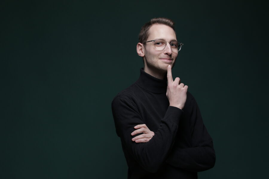 Phil Rieger in nachdenklicher Pose, Hand am Kinn